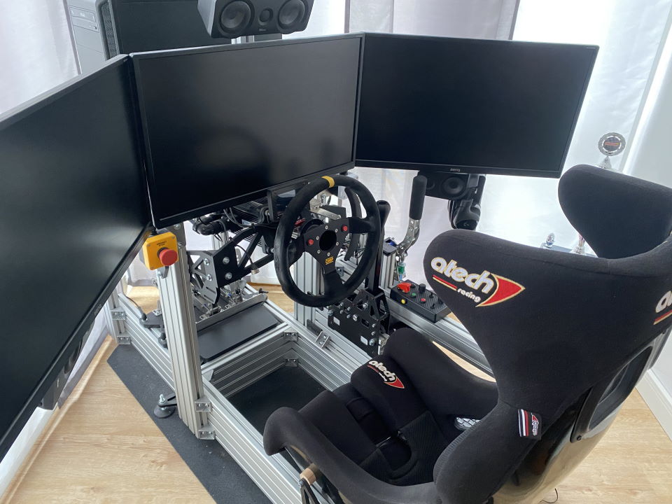 Blick in ein Simracing-Cockpit